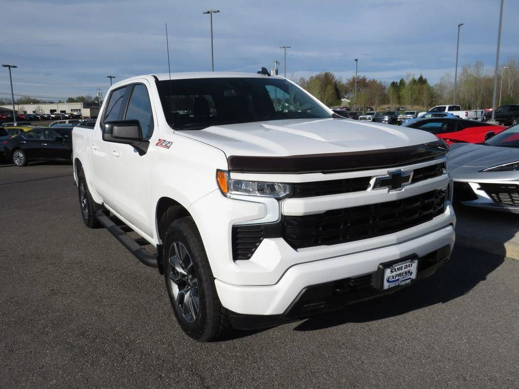 Used 2024 Summit White Chevrolet RST image 3