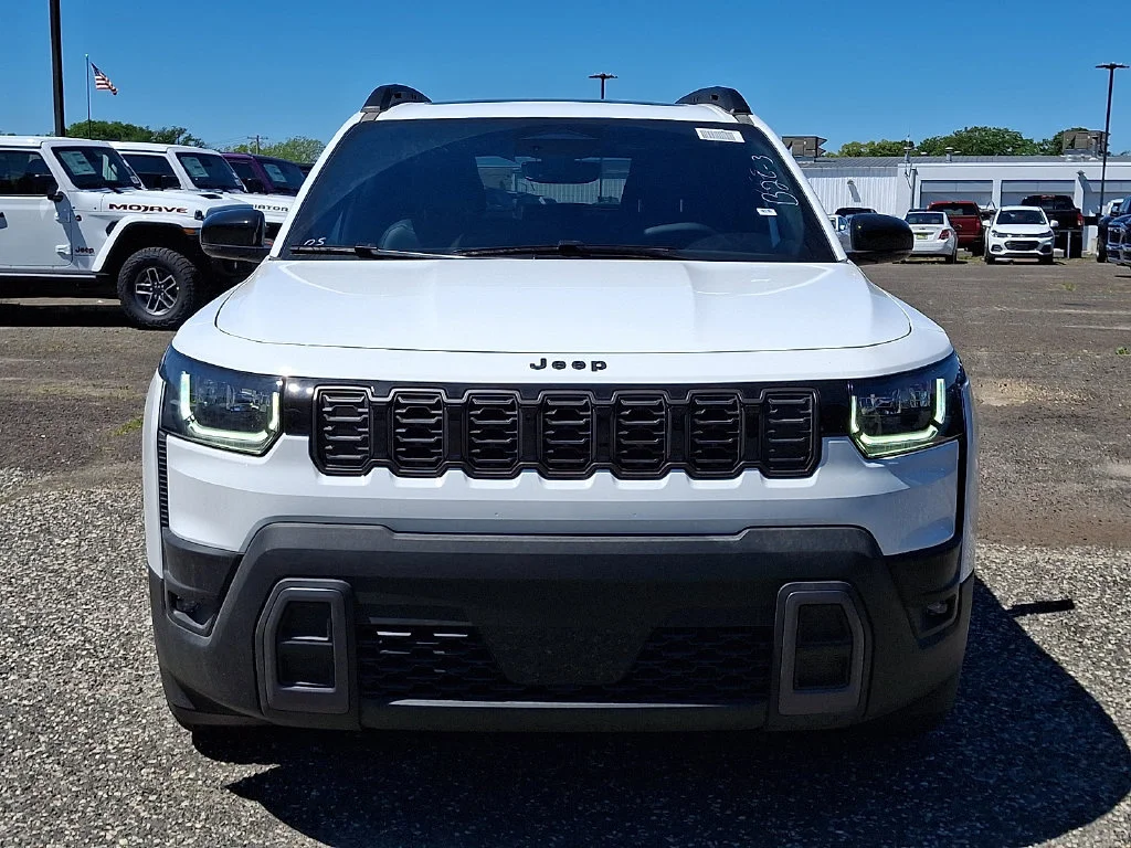 New 2026 Bright White Clear-Coat Exterior Paint Jeep Limited image 2