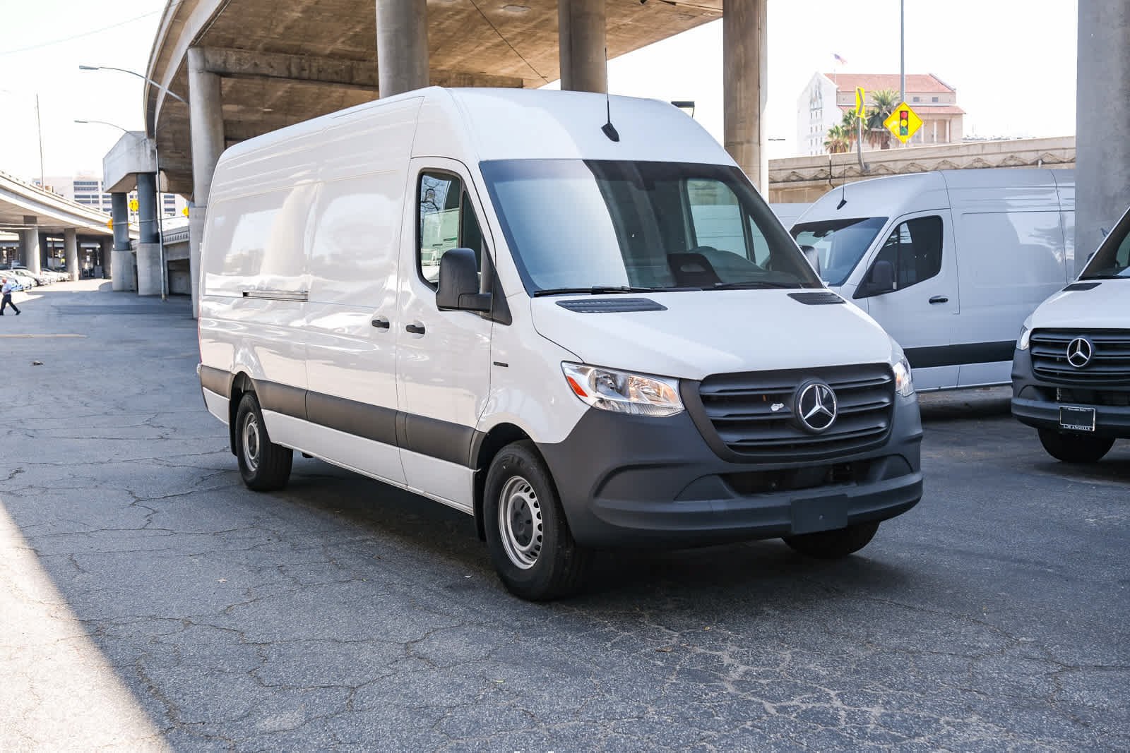 New 2025 Arctic+White Mercedes-Benz Cargo Van 170WB High Roof 113kw Battery RWD SO Mot image 4