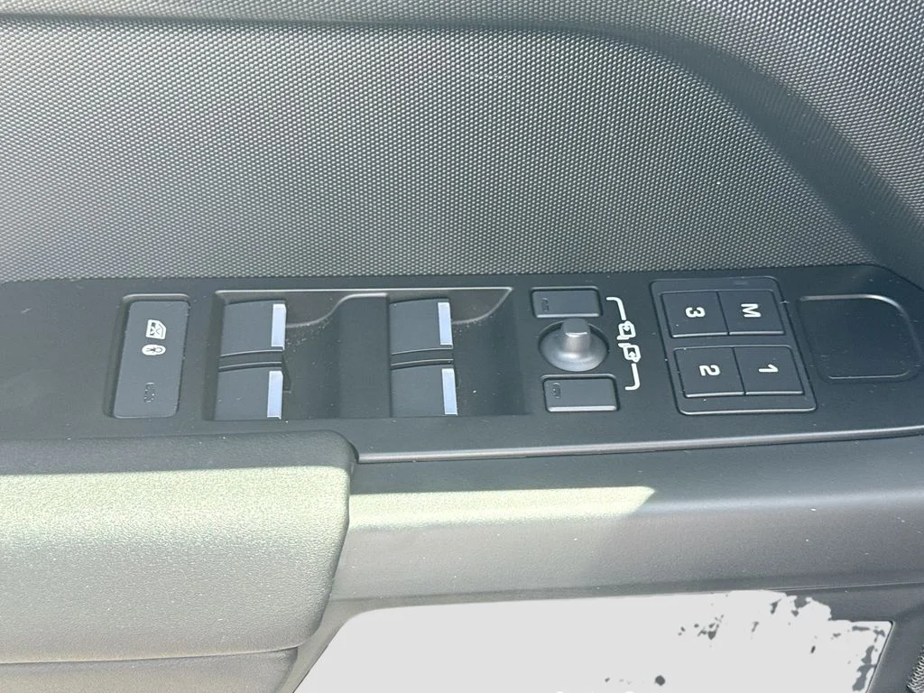 Used 2025  Land Rover S image 19