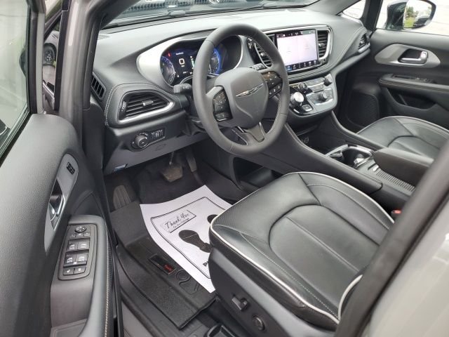 Used 2025 White Chrysler Limited image 12