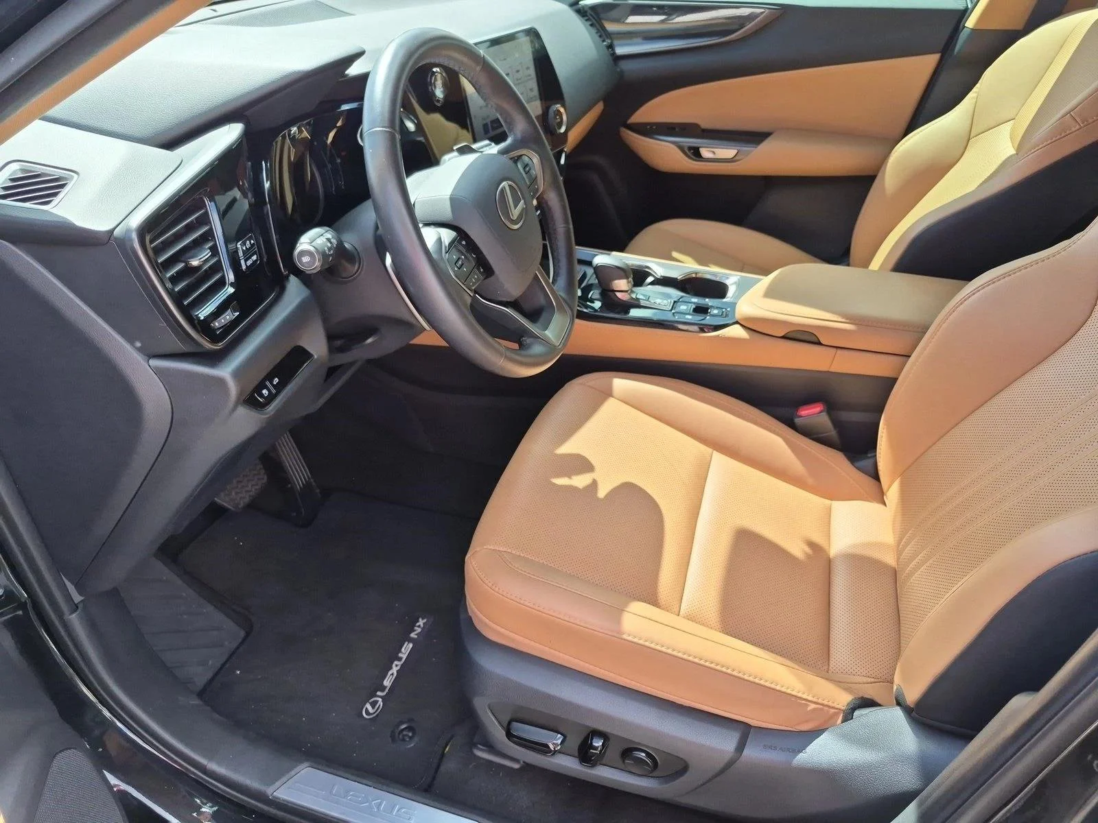 2025 Lexus NX 250 - Photo 15