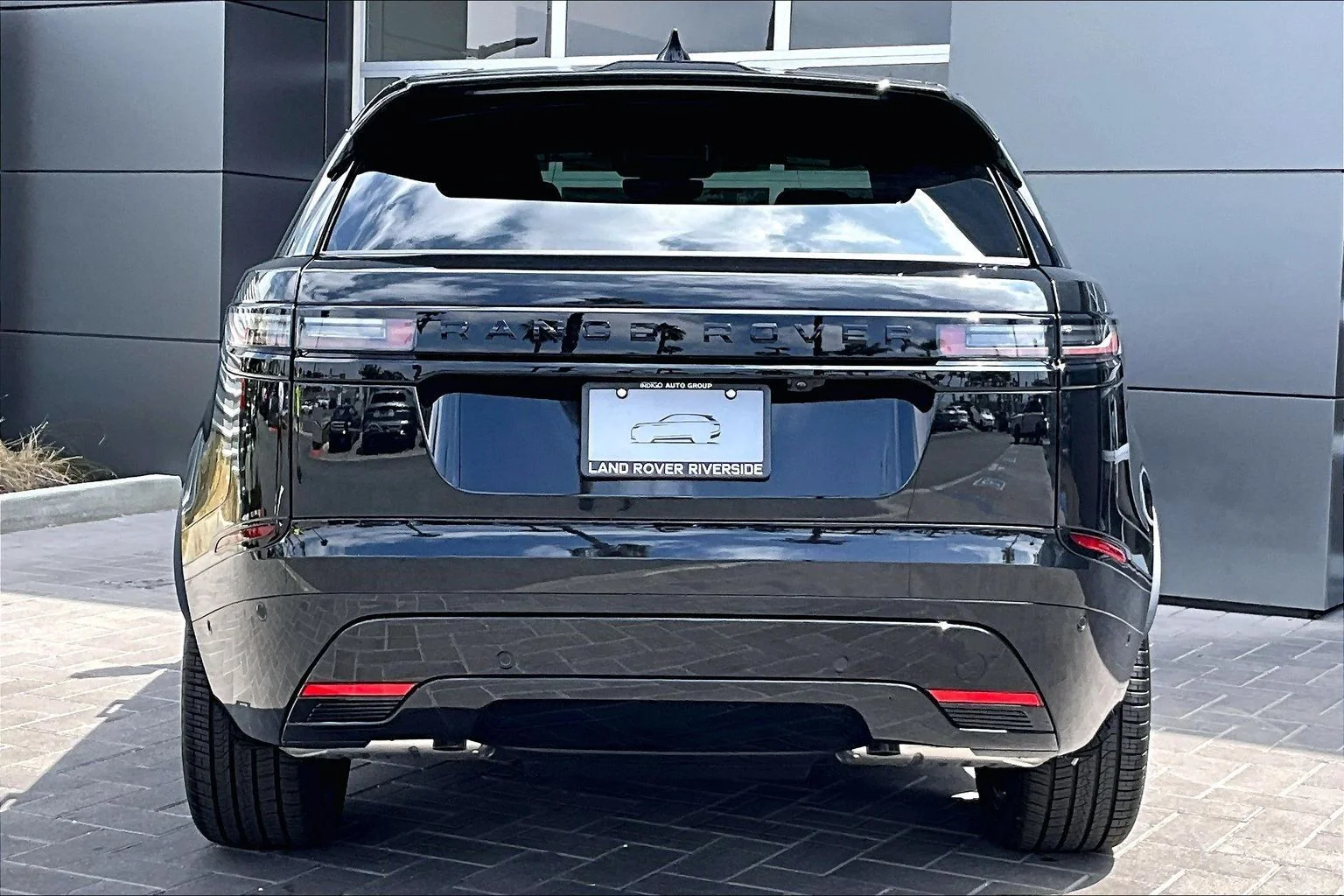 New 2026 Santorini Black Land Rover Dynamic SE image 4