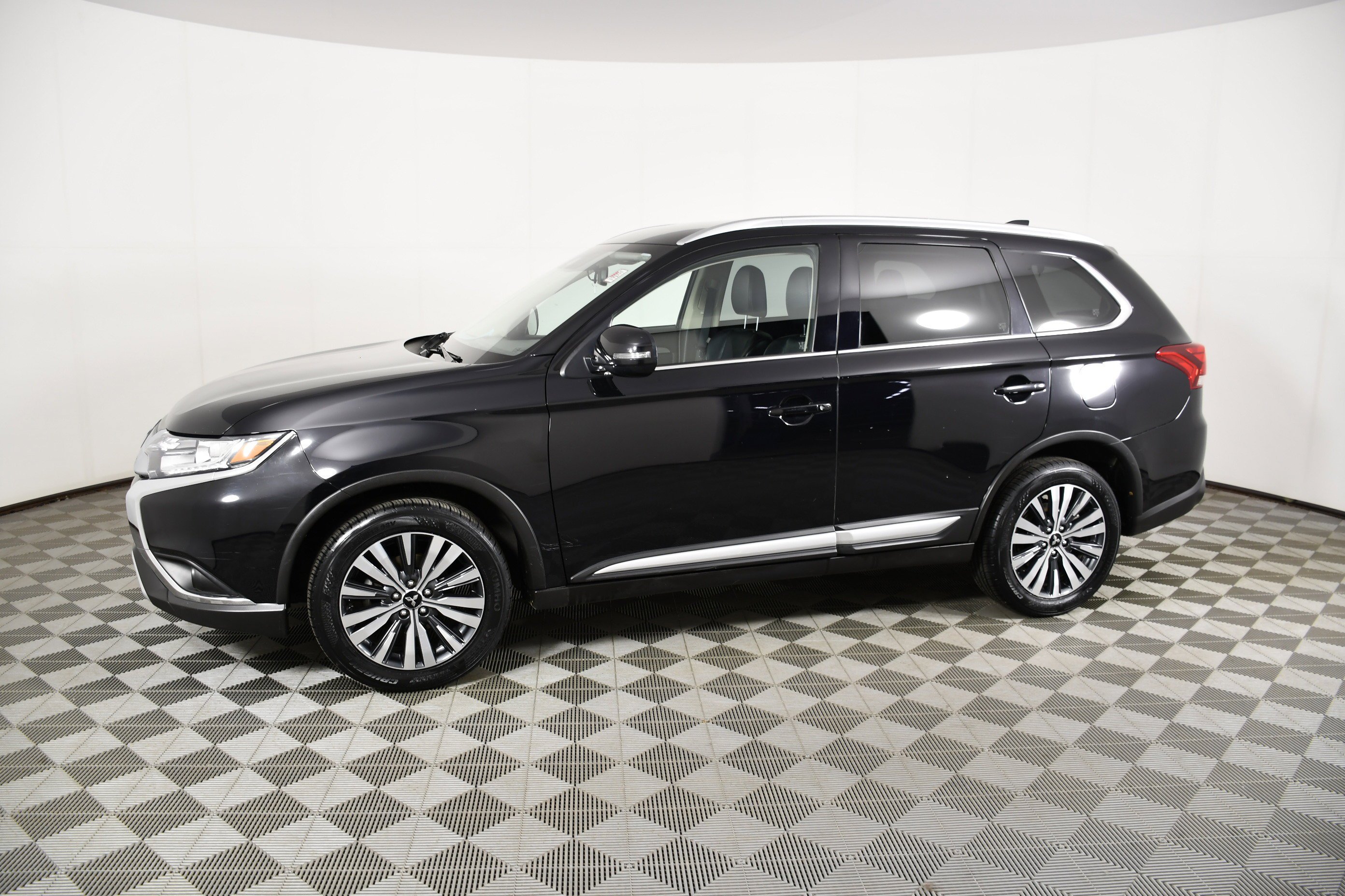 Used 2020 Labrador Black Metallic Mitsubishi SEL image 9