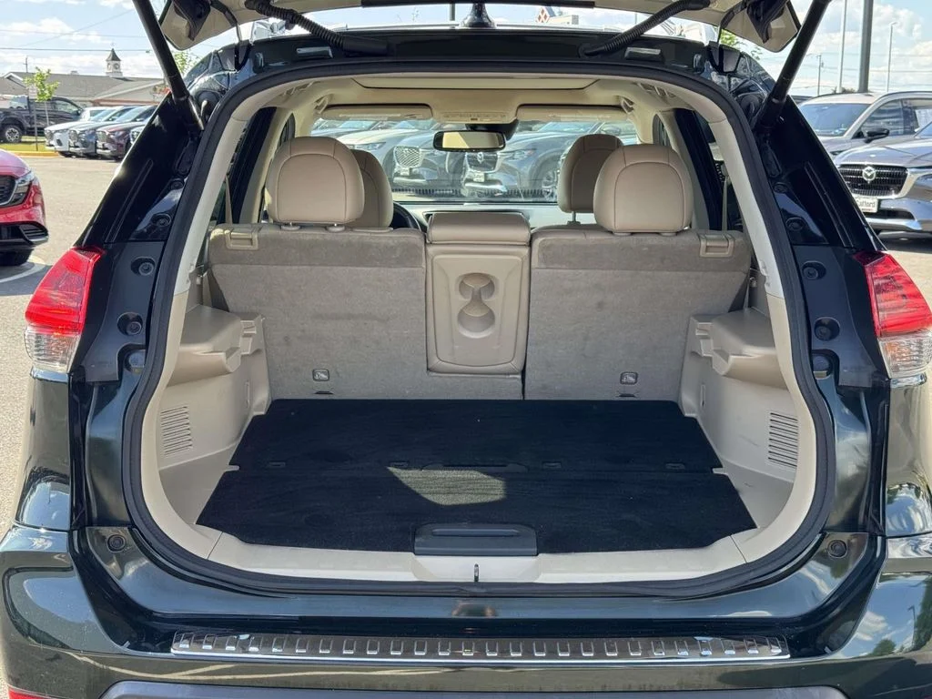 Used 2018 Green Nissan SL image 29