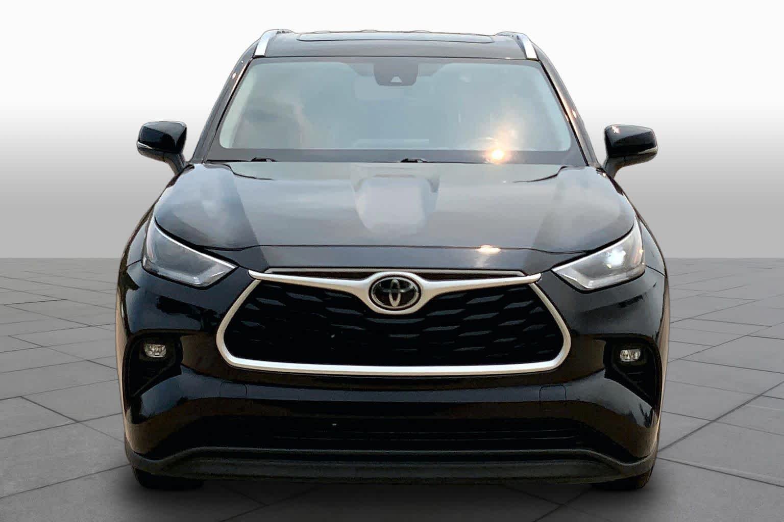 Used 2021 Midnight Black Metallic Toyota XLE image 4