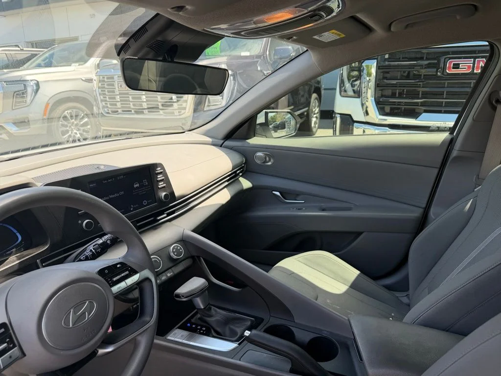 Used 2024 White Hyundai SE image 9