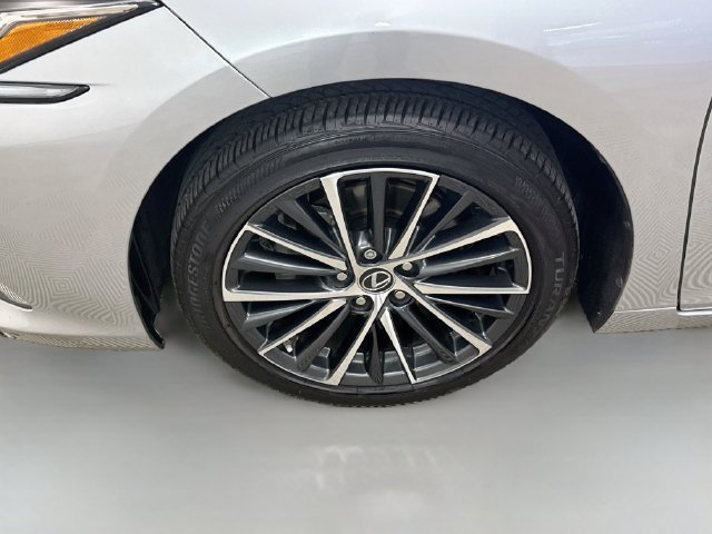 Used 2022 Iridium Lexus 300h image 33