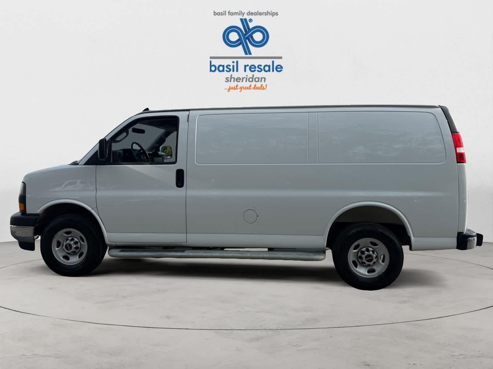 Used 2025 Summit White GMC  image 3