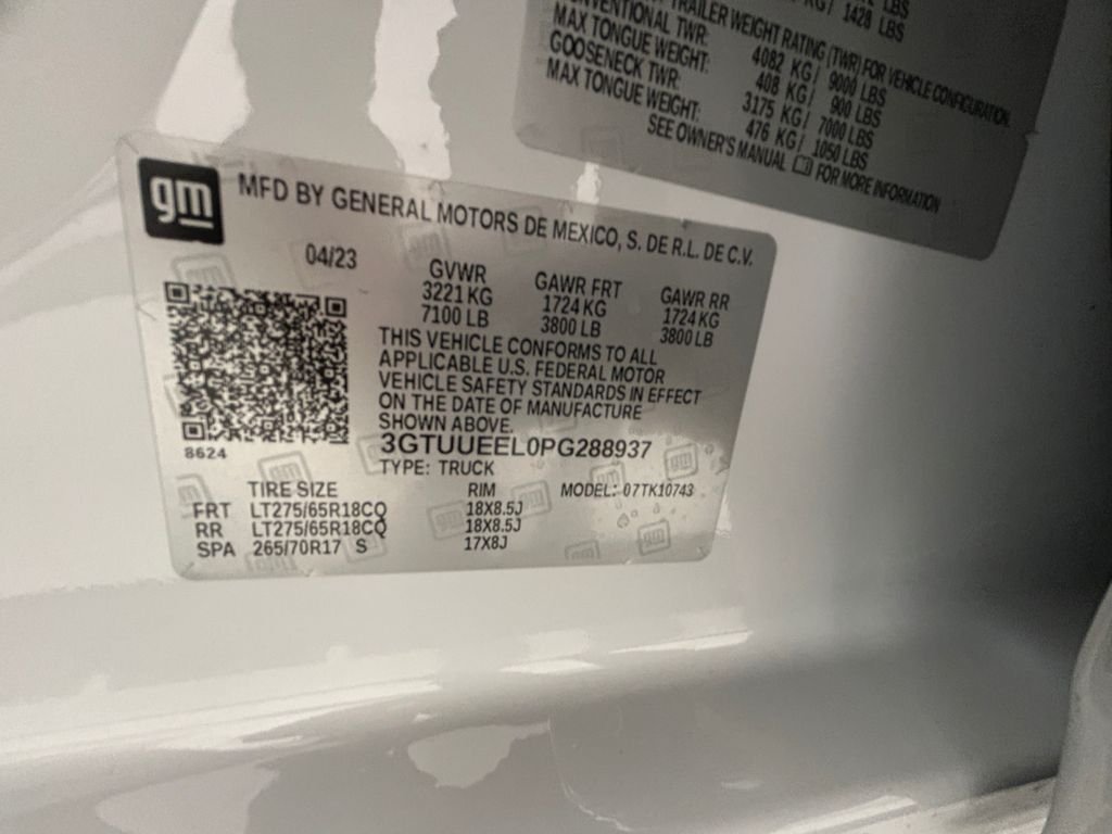 Used 2023 White GMC AT4 image 20