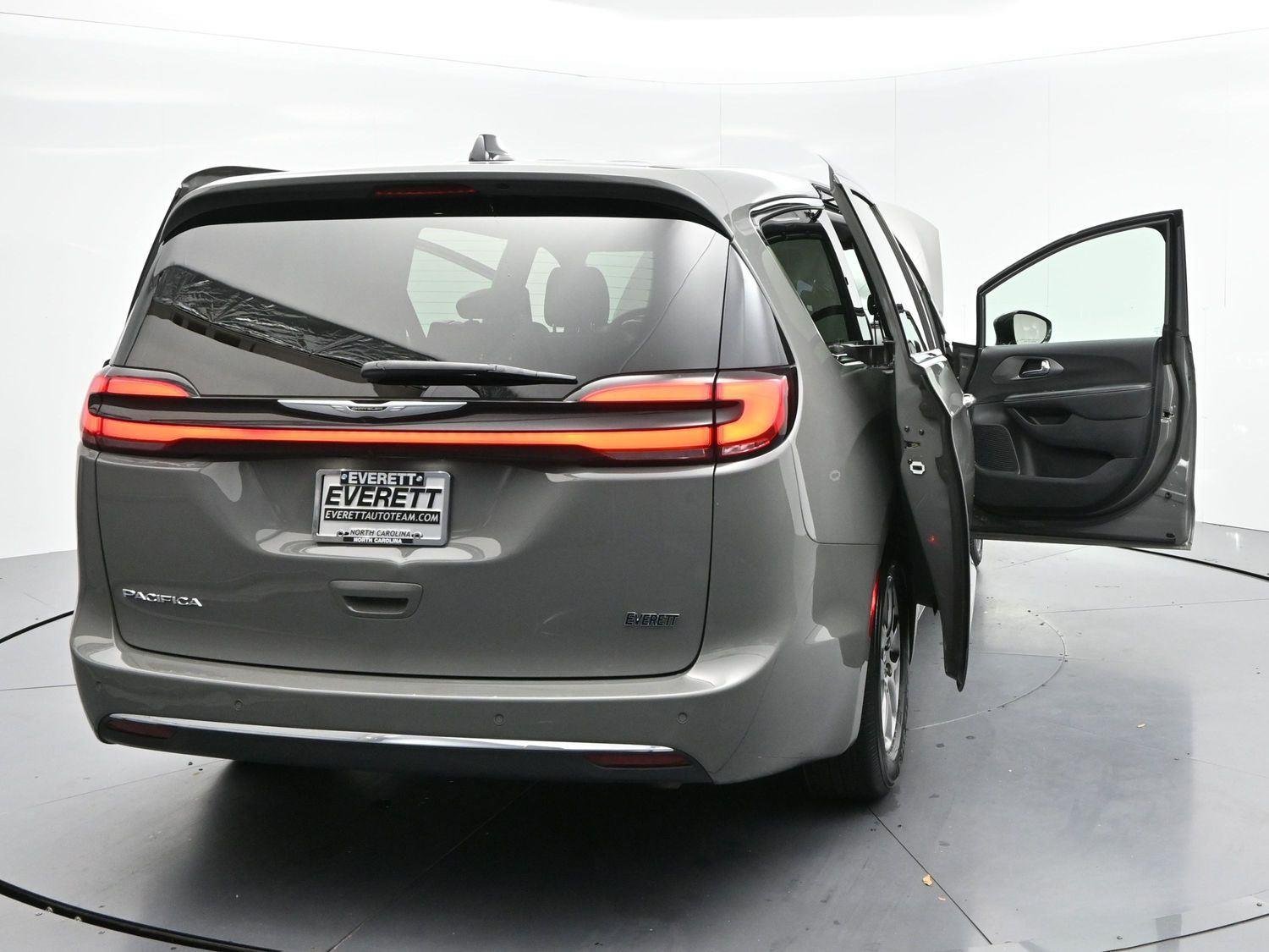 Used 2025 Gray Chrysler Select image 69
