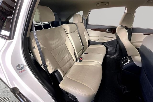 Used 2017 White Kia LX image 23