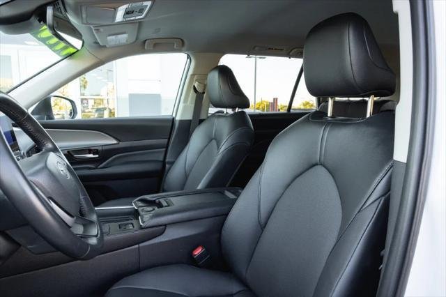 Certified Used 2026 WIND CHILL PEARL Toyota  image 11