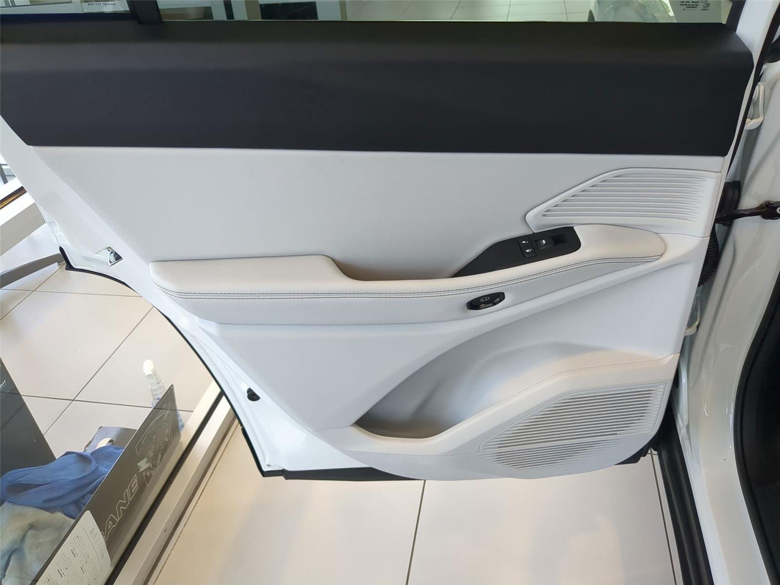 New 2026 Bright White Clear-Coat Exterior Paint Jeep Limited image 21