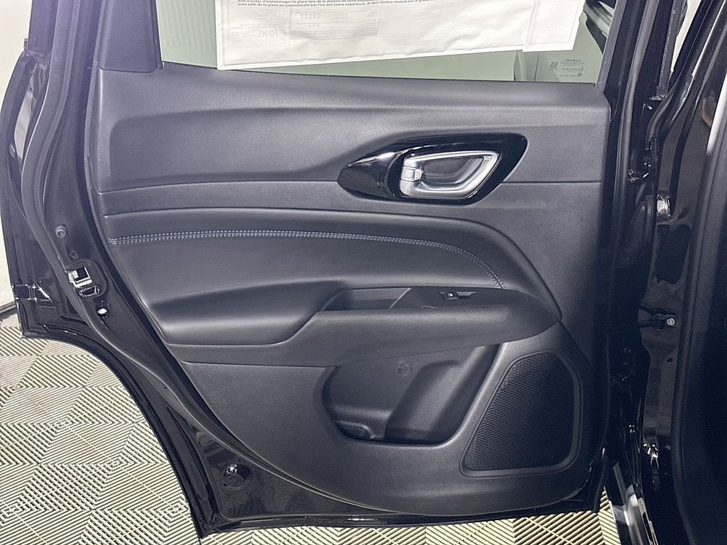 New 2026 Diamond Black Crystal Pearlcoat Jeep Latitude image 18