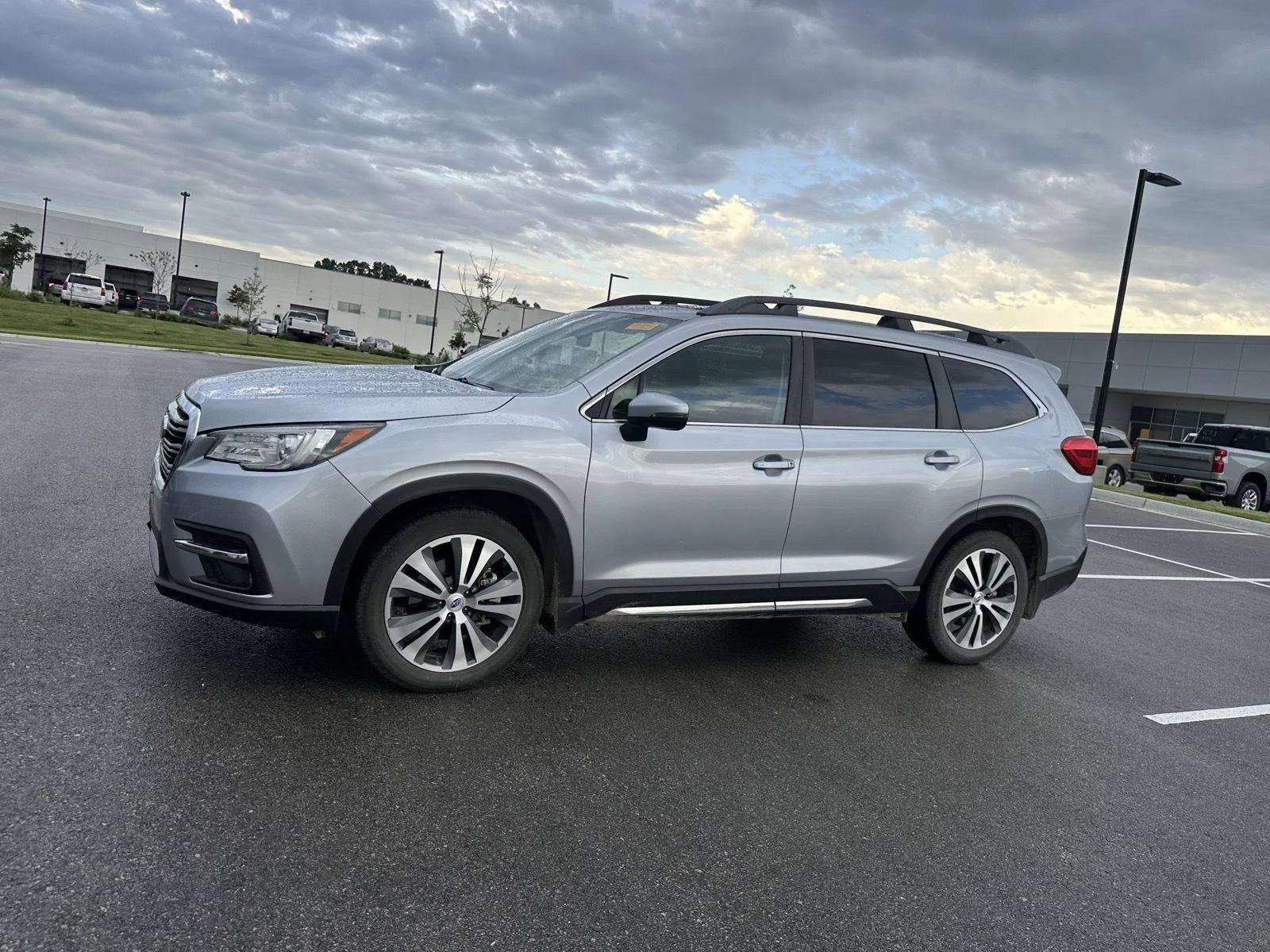 Used 2019 Ice Silver Metallic Subaru Limited image 2