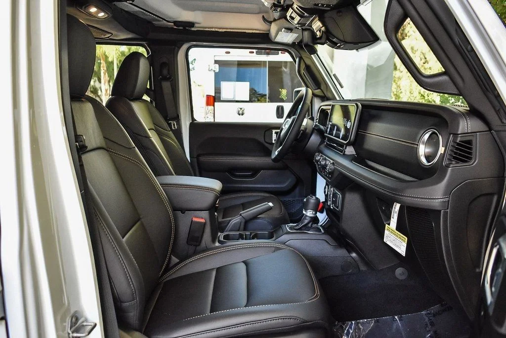New 2025 Bright White Clear-Coat Exterior Paint Jeep Sahara image 15