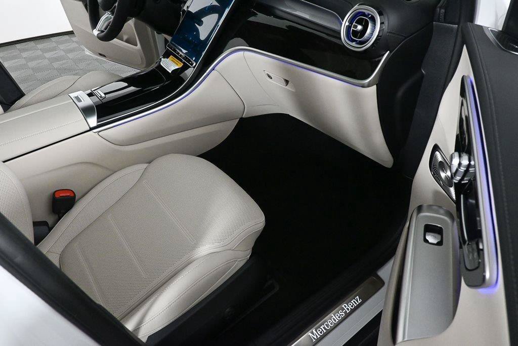 New 2027 MANUFAKTUR Moonlight White Metallic Mercedes-Benz GLC 300 image 59