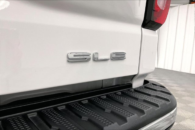 Used 2026 Summit White GMC SLE image 9