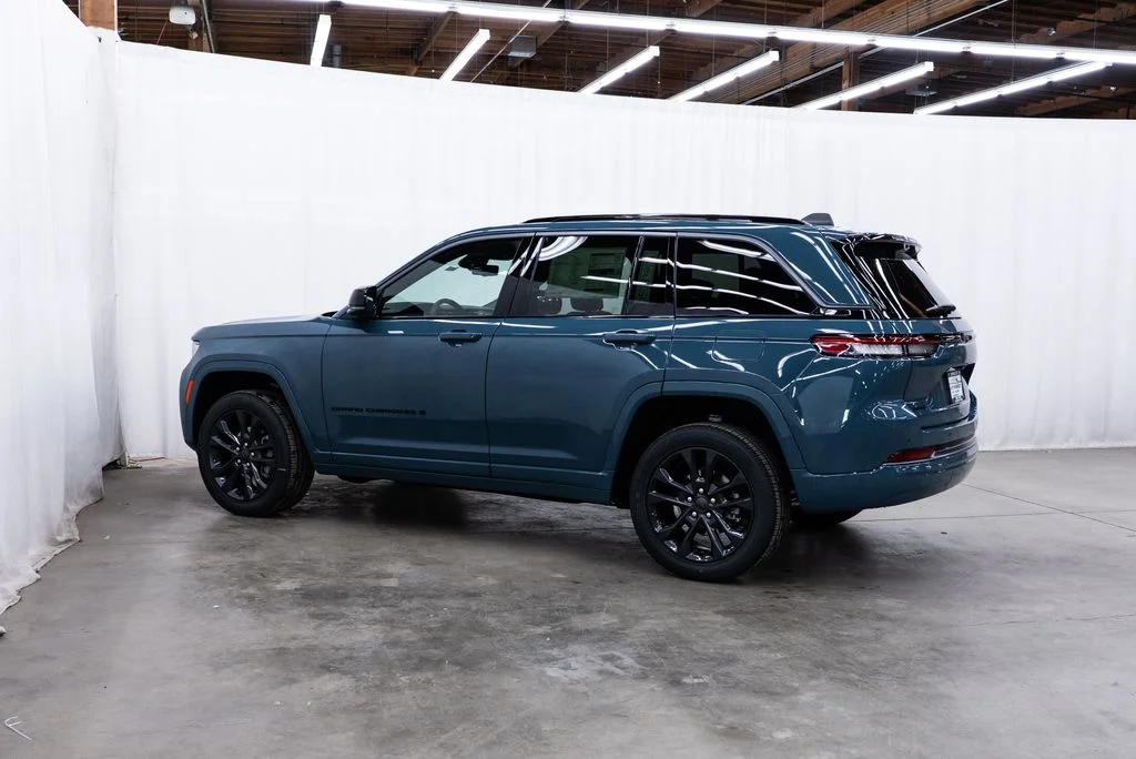 New 2026 Steel Blue Exterior Paint Jeep Limited Reserve image 4