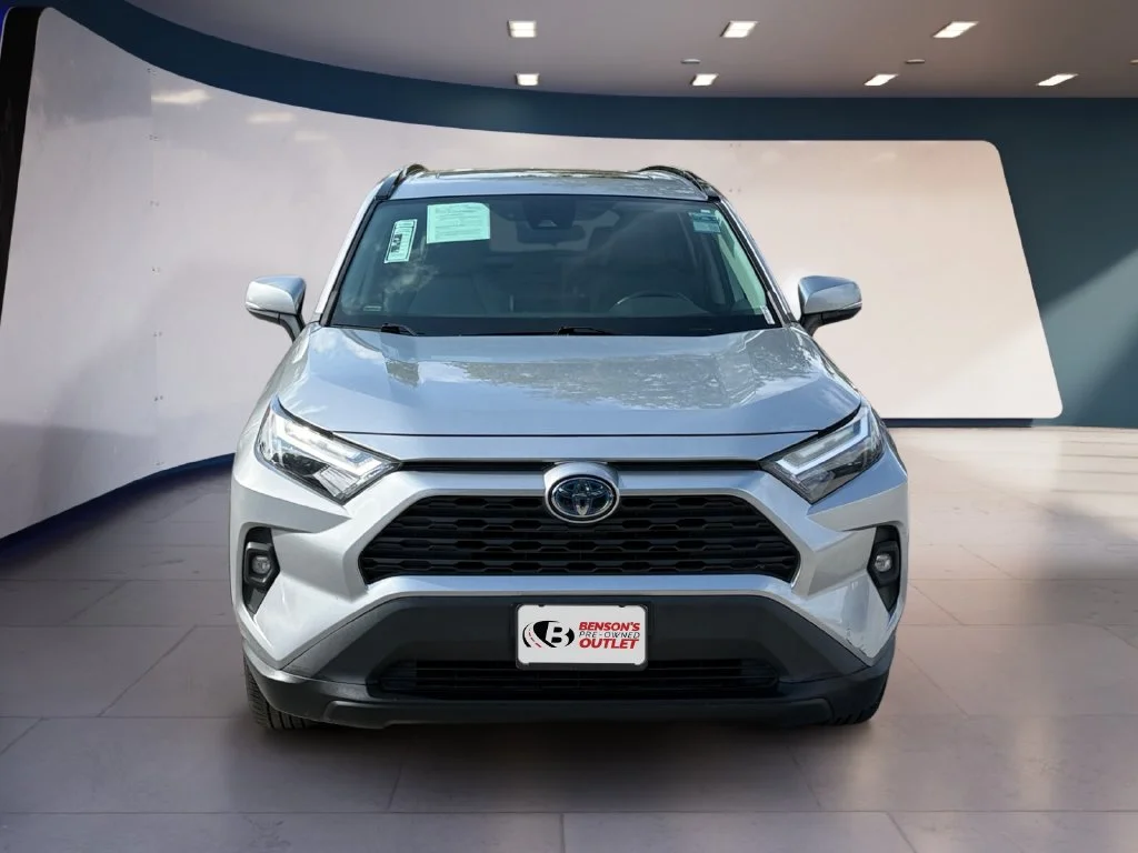 Used 2022 Silver Toyota XLE Premium image 8