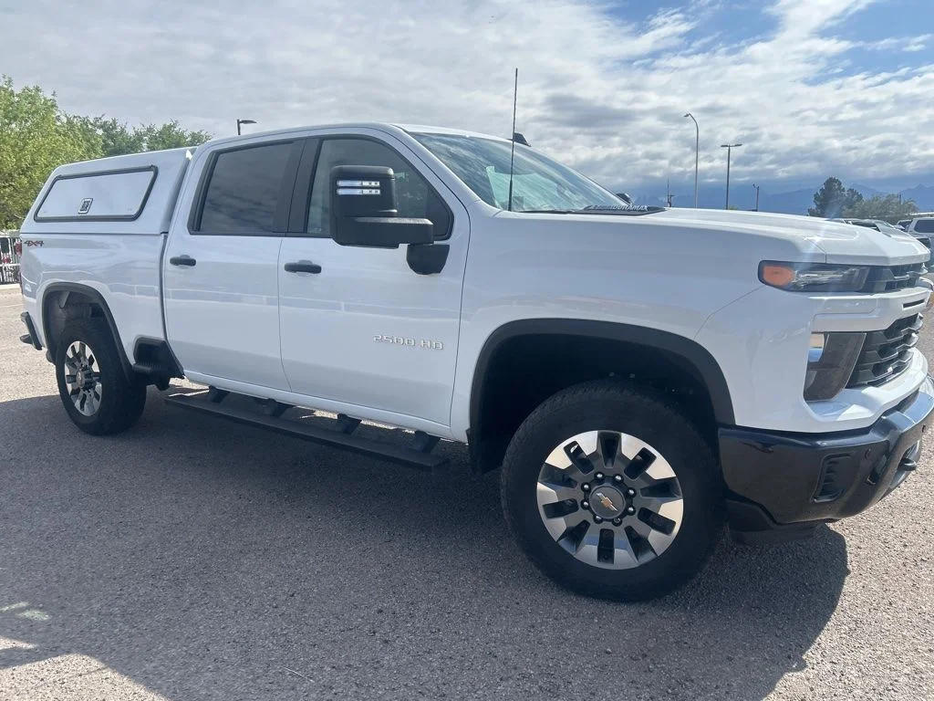 Used 2025 White Chevrolet Custom image 15