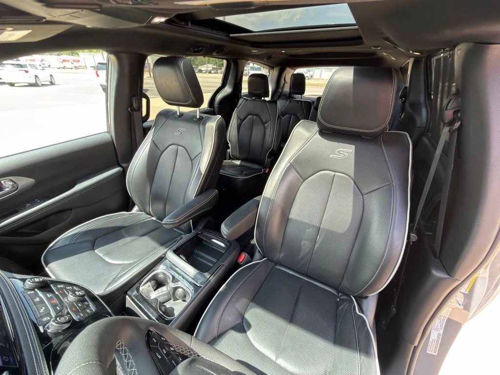 Used 2025 White Chrysler Limited image 11