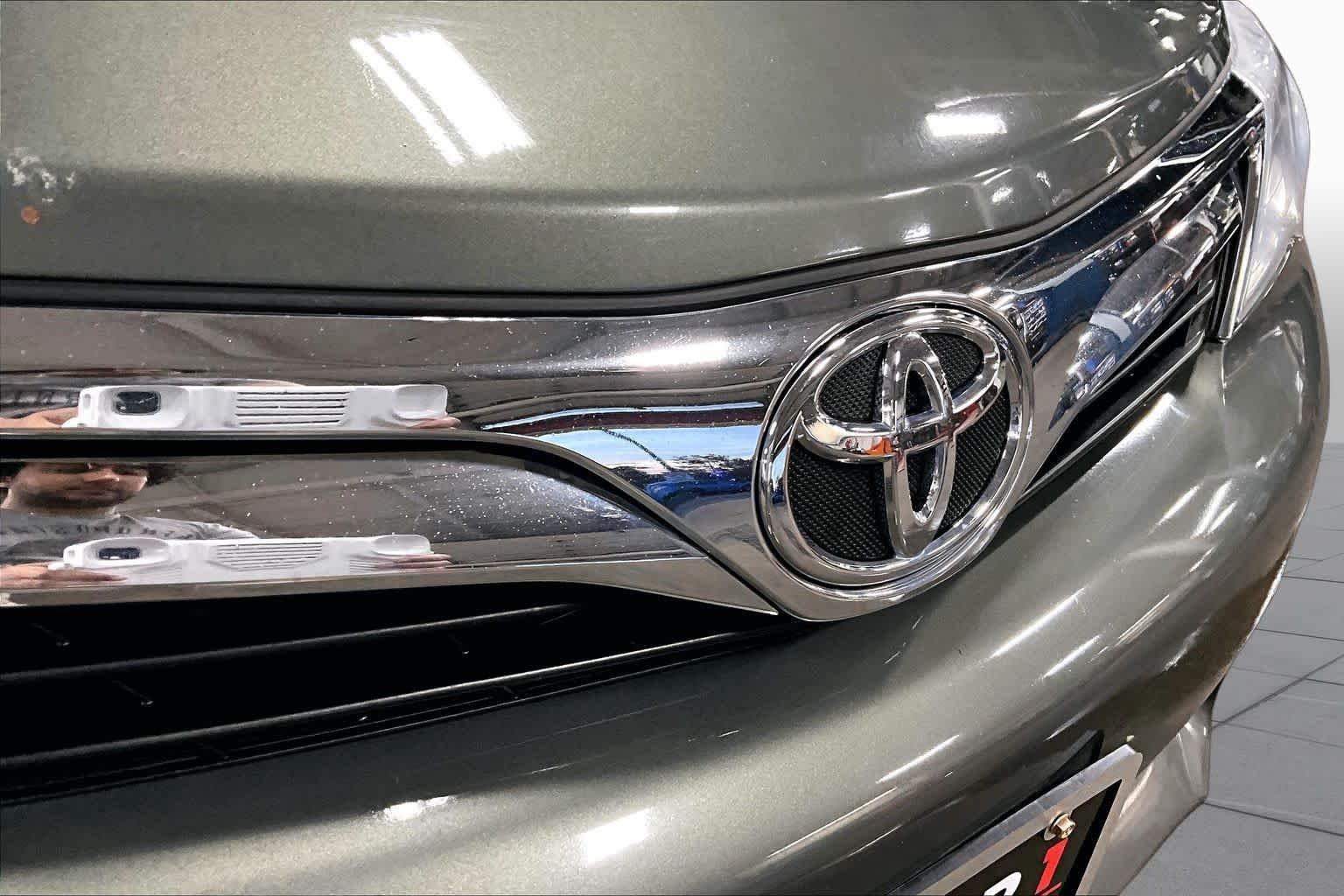 Used 2014 Cypress Pearl Toyota XLE image 28
