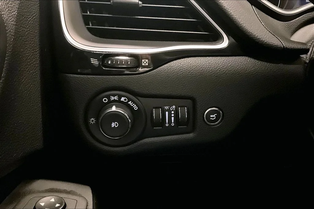 Used 2023 Black Jeep Altitude image 15
