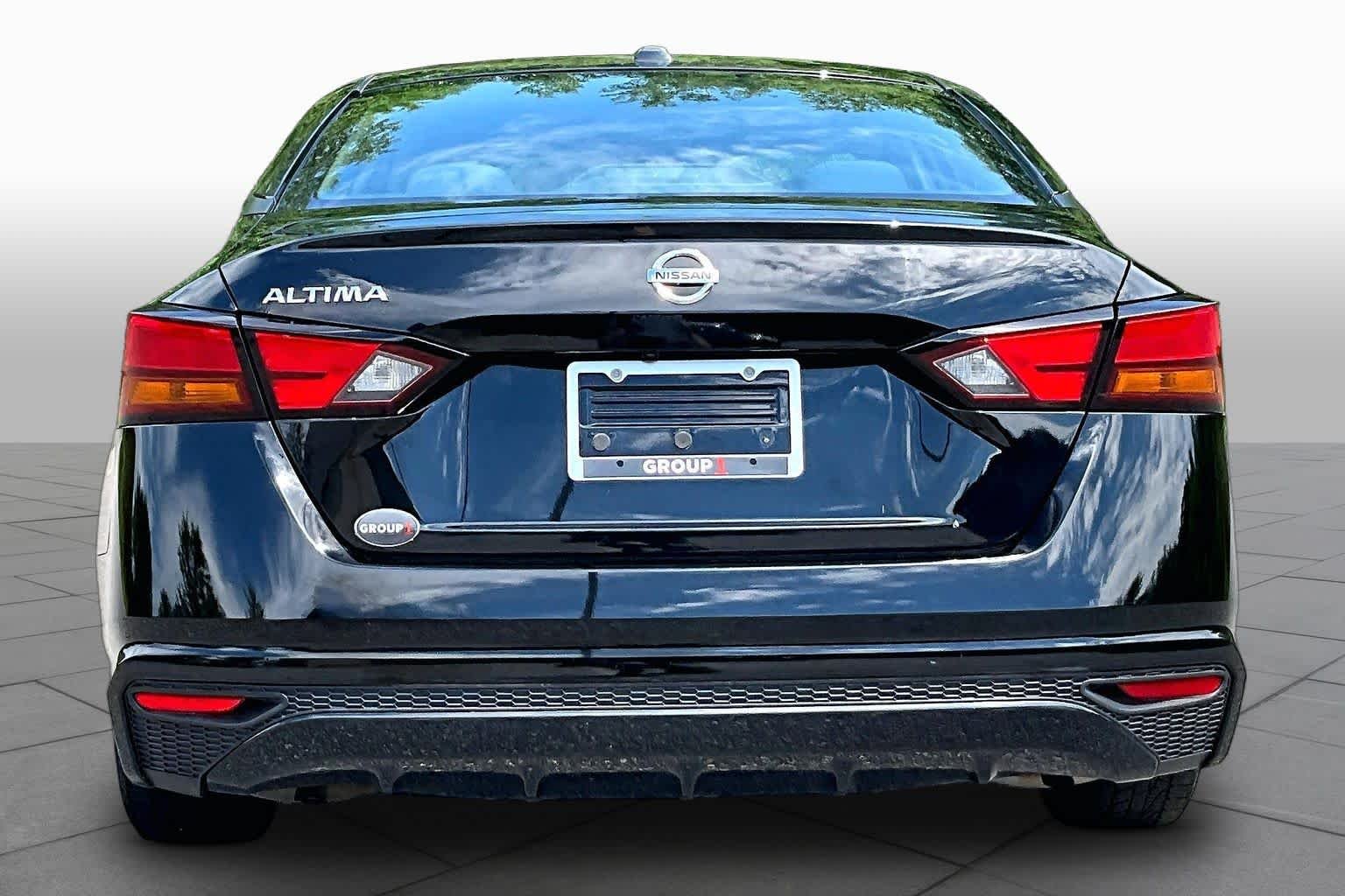 Used 2019 Super Black Nissan 2.5 S image 5