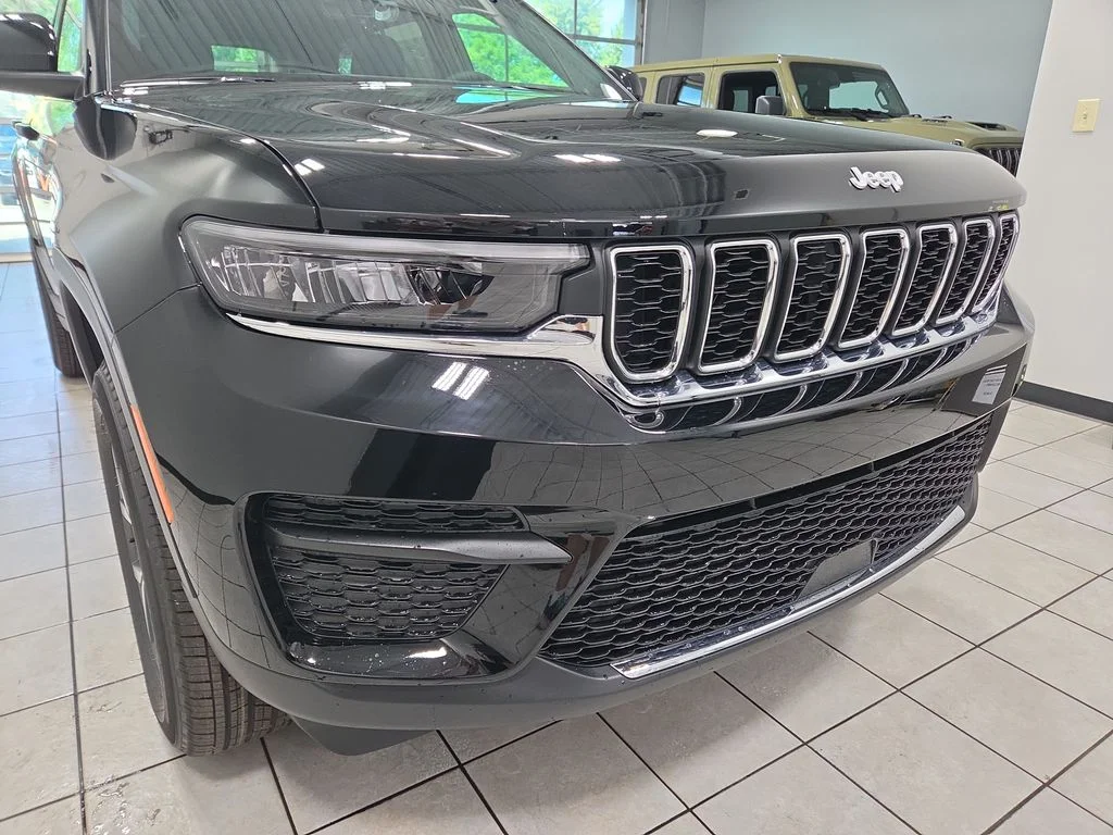 New 2027 High Gloss Black Jeep Laredo X image 11
