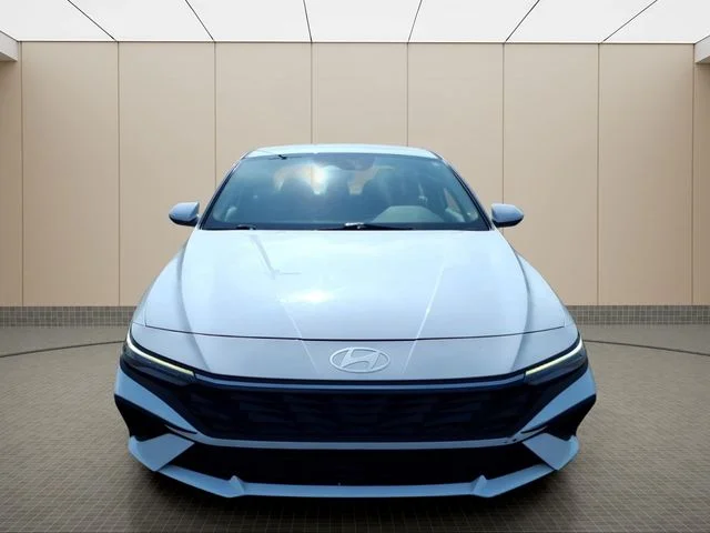 Used 2025 White Hyundai SE image 4