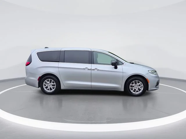 Used 2024 Silver Chrysler Touring L image 9