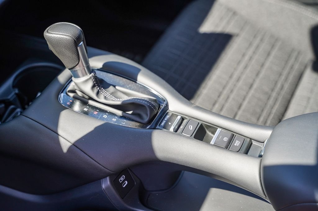 New 2027 Platinum White Pearl Honda LX image 22