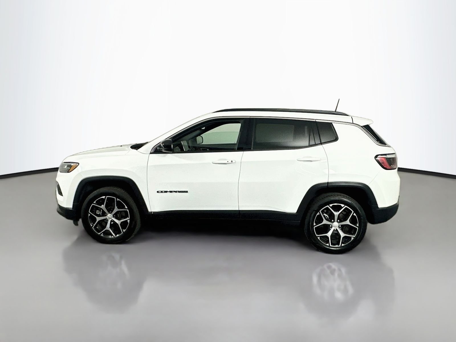 Used 2024 Bright White Clearcoat Jeep Latitude image 4