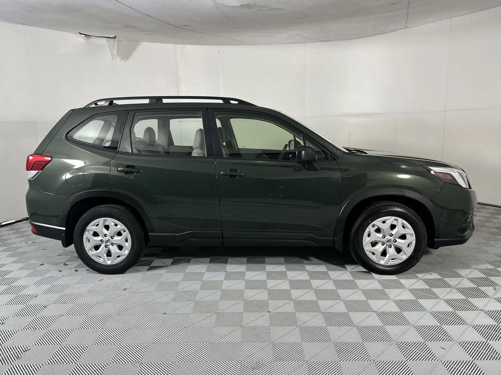 Used 2023 Green Subaru Base image 9