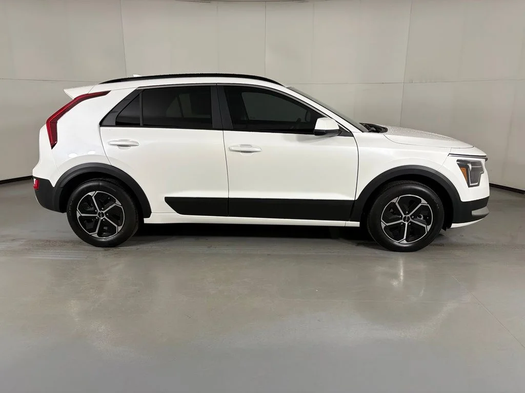 New 2026 Snow White Pearl Kia LX image 9