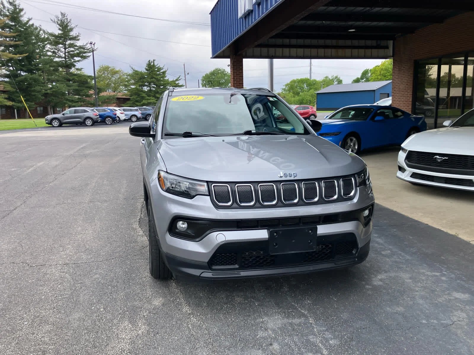 Used 2022 Billet Silver Clearcoat Metallic Jeep Latitude image 3