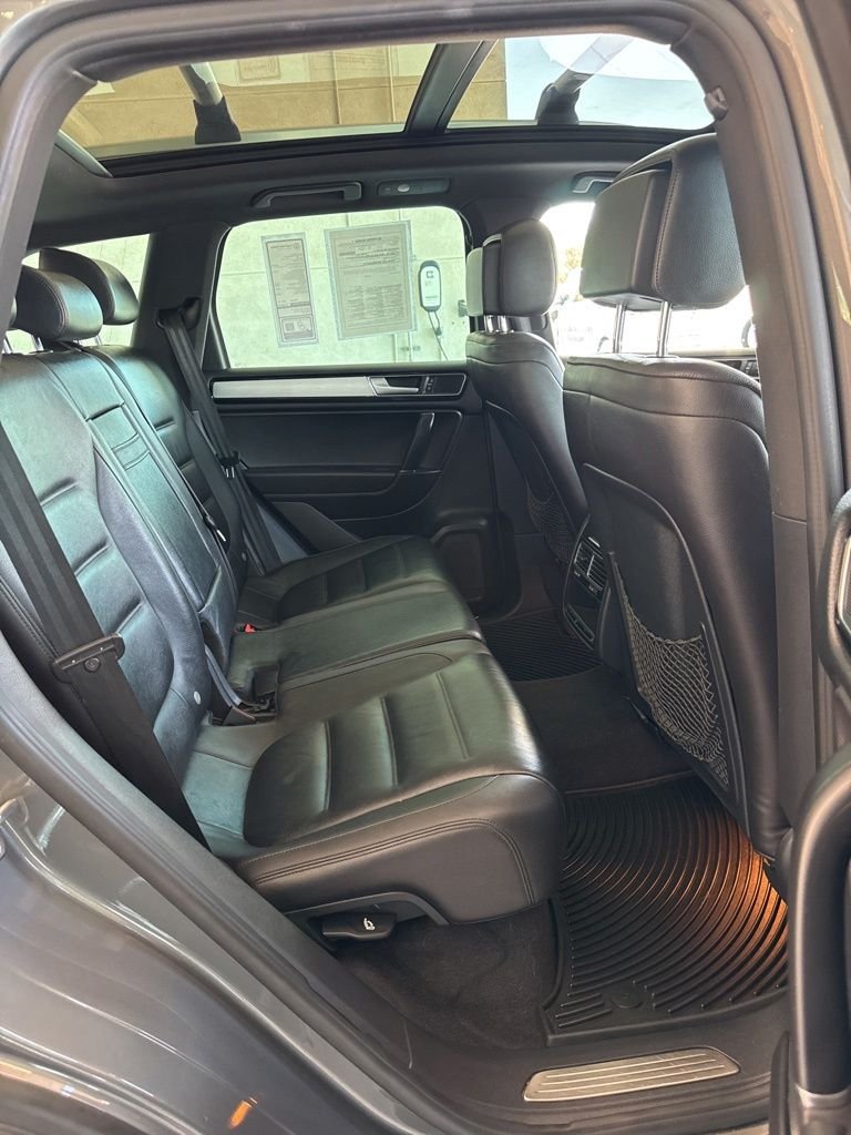 Used 2017 Gray Volkswagen V6 image 7