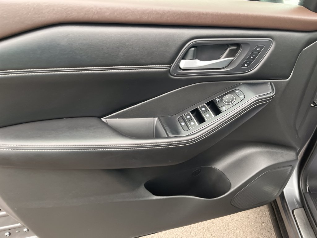 Used 2023 Gray Nissan SL image 11
