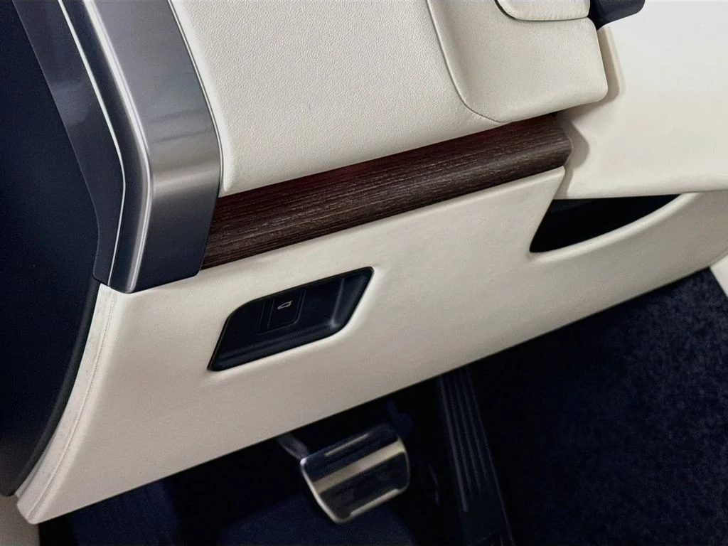 New 2026 Fuji White Land Rover SE image 11