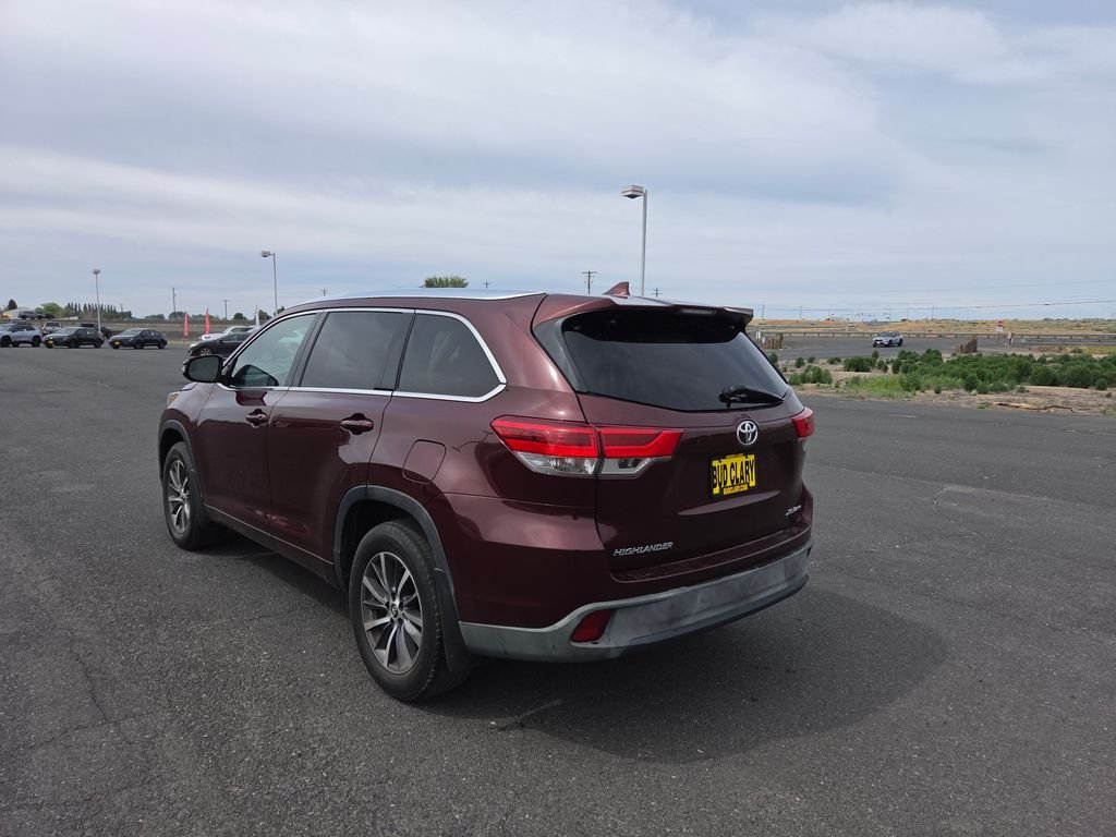 Used 2017 Red Toyota XLE image 3