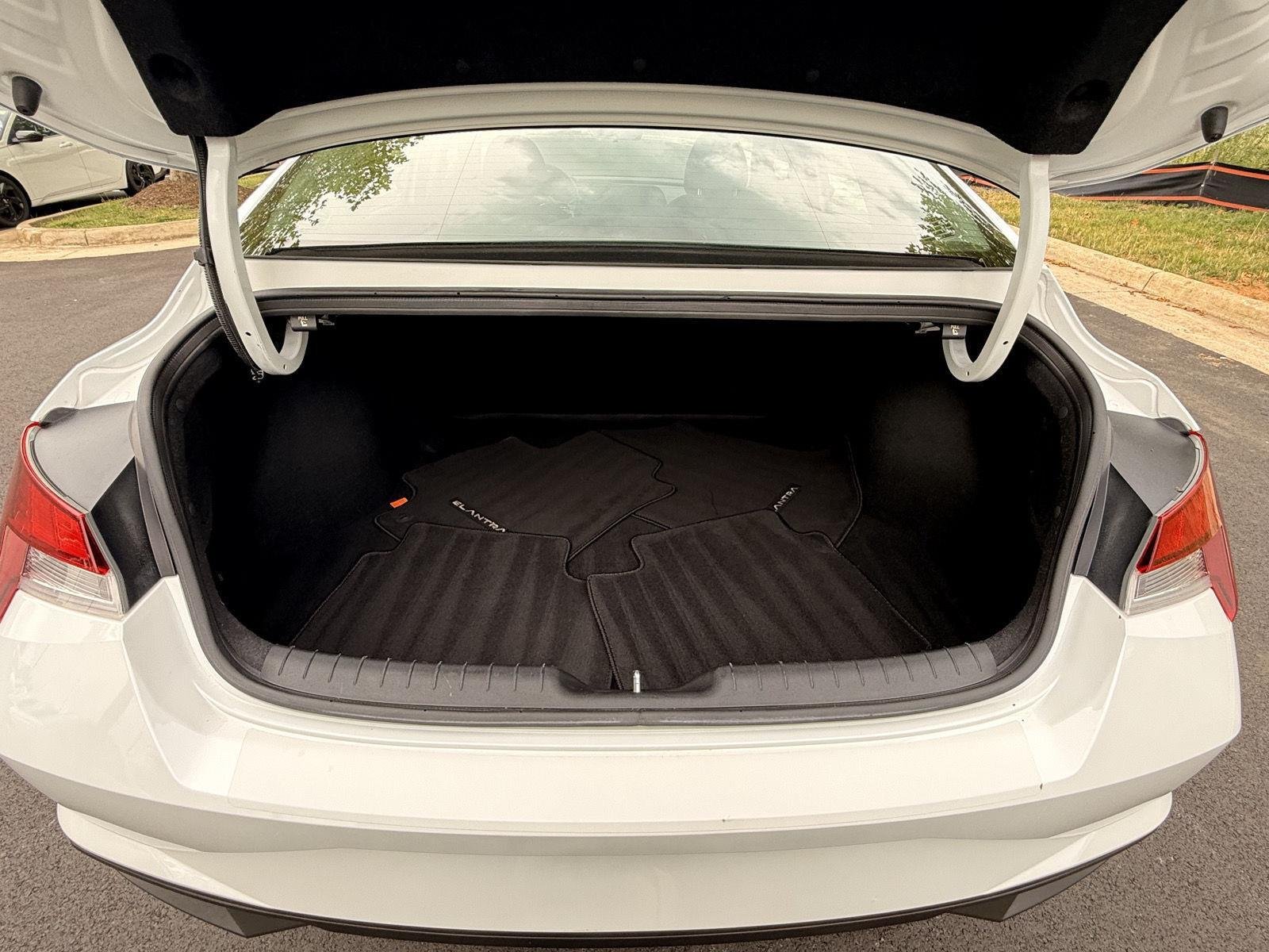 Used 2022 Quartz White Hyundai SEL image 16