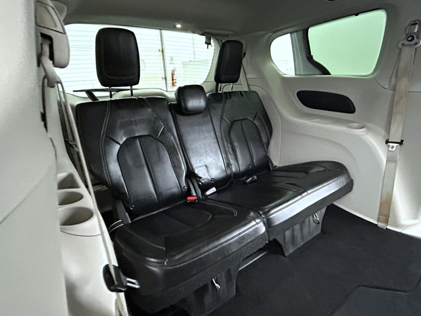 Used 2020 Silver Chrysler LXI image 18