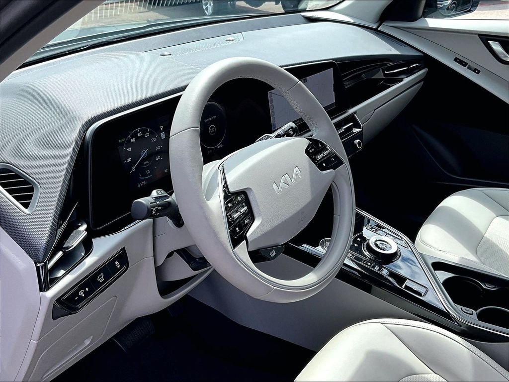 Used 2023 Gray Kia Wind image 8