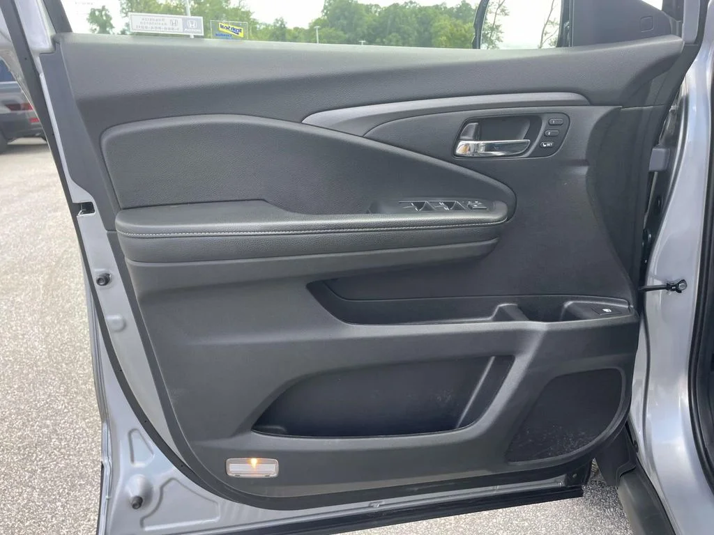 Used 2023 Lunar Silver Metallic Honda RTL-E image 5