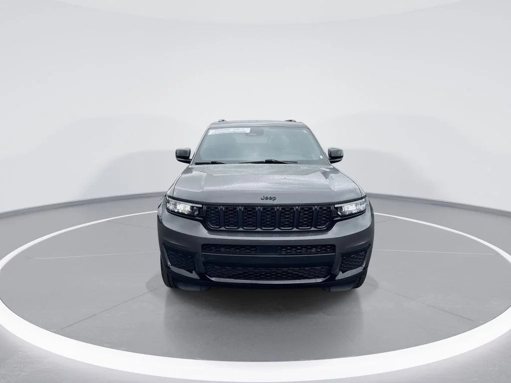 Used 2025 Gray Jeep Altitude X image 3