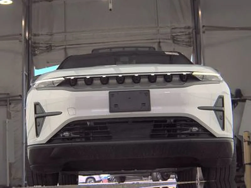 Used 2025 Silver Jeep Launch Edition image 3
