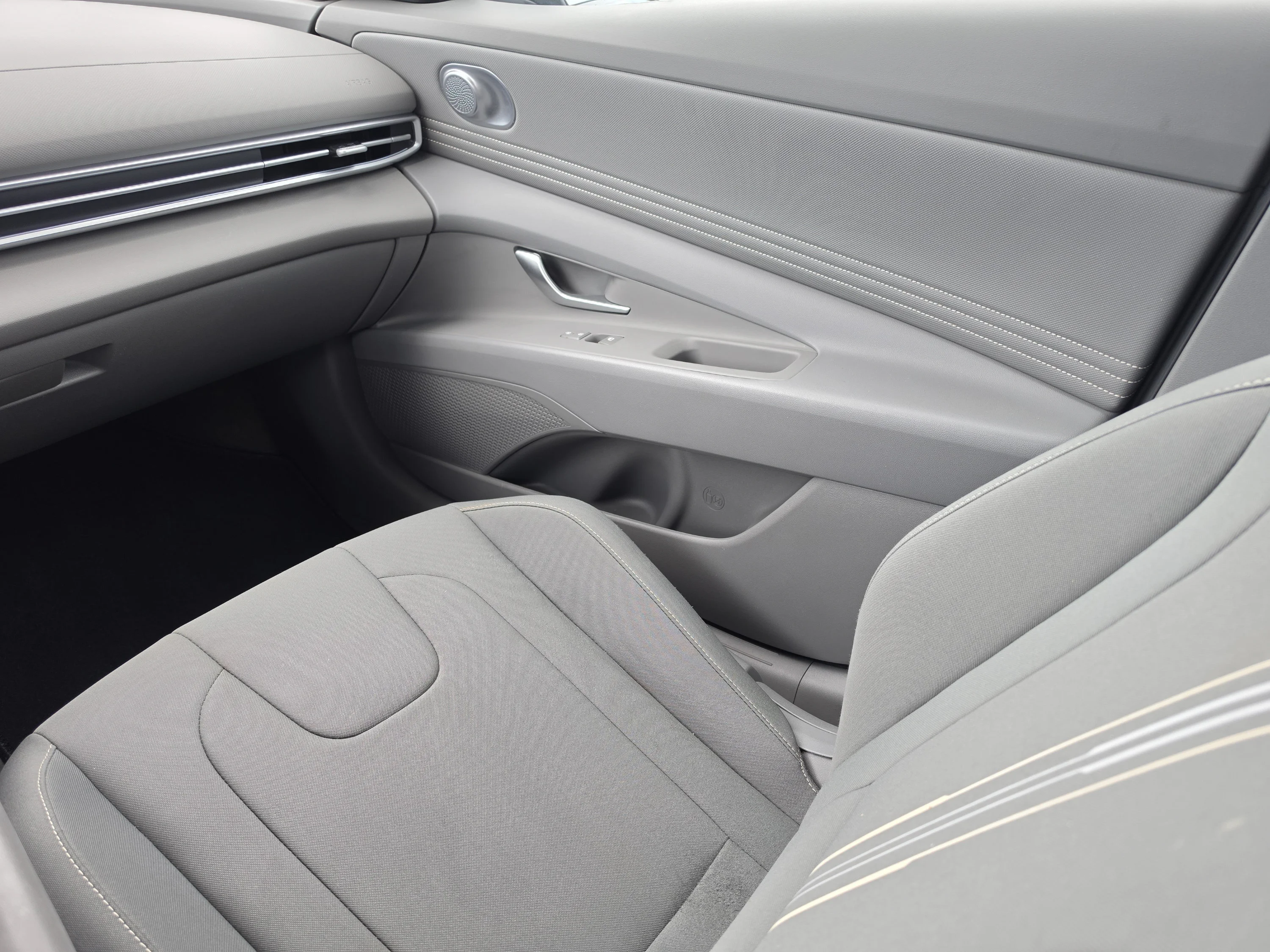 Used 2025 Amazon Gray Hyundai SEL Convenience image 19