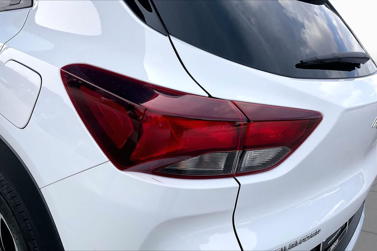 Used 2025 Summit White Chevrolet LT image 28